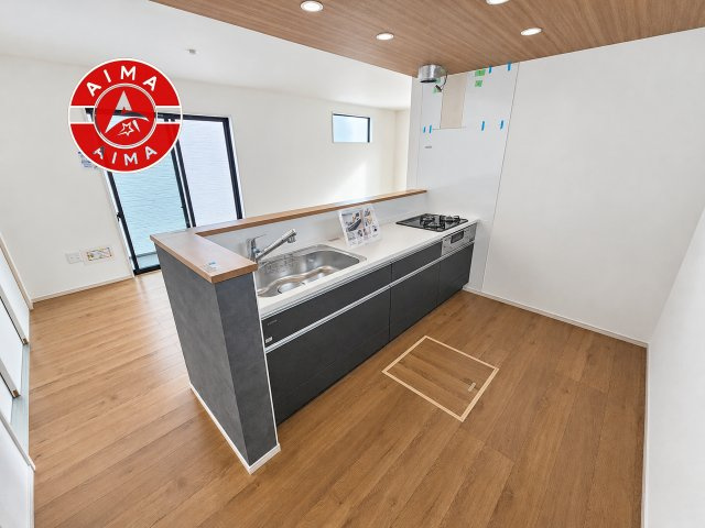 太宰府市通古賀6丁目第1-4棟（2号棟）のキッチン|ダイニングテーブルへの配膳がラクラク、お料理はかどるカウンター付きシステムキッチン！