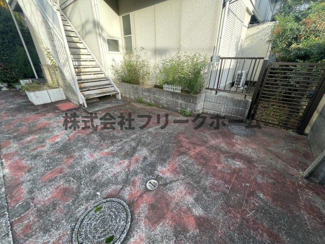 武蔵野市御殿山２丁目のアパートの駐車場