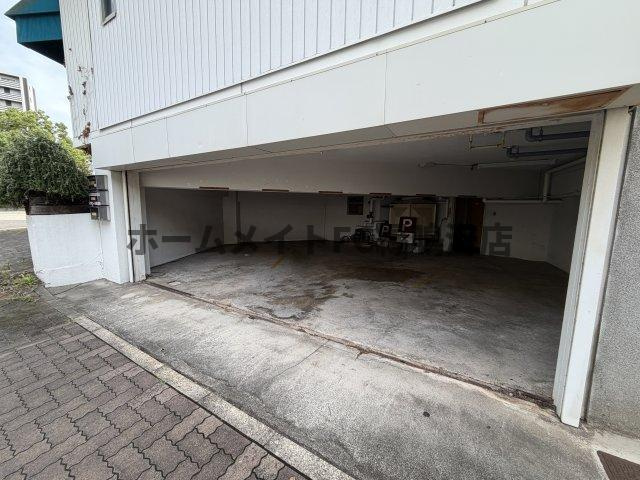 スターアーツビルの駐車場