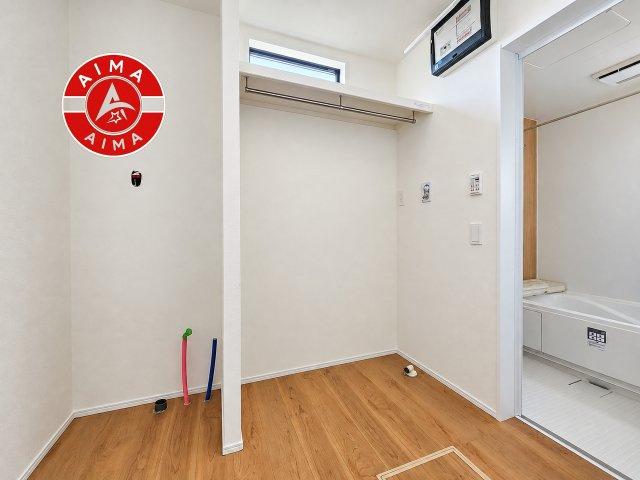 太宰府市通古賀6丁目第1-4棟（4号棟）の脱衣所|ゆとりの洗面スペースで朝の身支度もスムーズに。暮らしを快適に変えるシャワー付洗面台です！