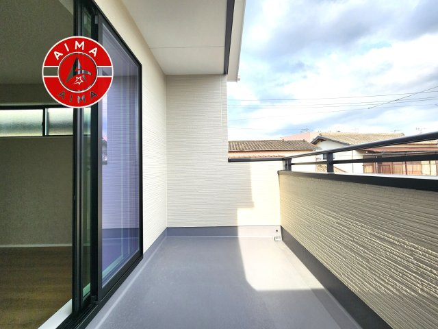 太宰府市通古賀6丁目第1-4棟（4号棟）のバルコニー|風をしっかりと感じられるバルコニーでは、毎日が洗濯日和です。広々としているので洗濯も楽しくなるでしょうし、気分転換にバルコニーからの眺めを楽しむのもいいでしょう。