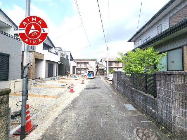 太宰府市通古賀6丁目第1-4棟（4号棟）の前面道路含む現地写真|前面道路は閑静な住宅地をはしる車通りの少ない道路。お車の出し入れが苦手なママや小さなお子様にも安心ですね。しっかり舗装もされているので、ベビーカーや自転車で通っても快適に通行できます。