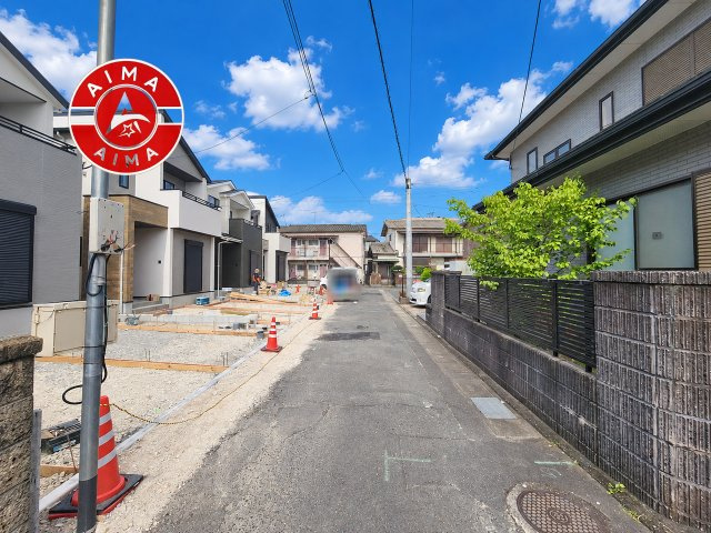 太宰府市通古賀6丁目第1-4棟（4号棟）の前面道路含む現地写真|前面道路は閑静な住宅地をはしる車通りの少ない道路。お車の出し入れが苦手なママや小さなお子様にも安心ですね。しっかり舗装もされているので、ベビーカーや自転車で通っても快適に通行できます。