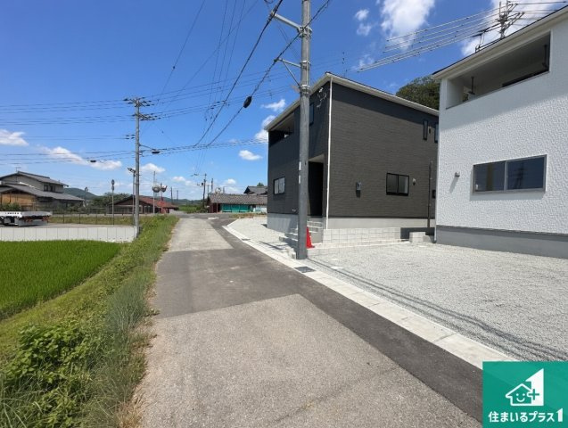 小野市片山町　第1期　新築一戸建ての前面道路含む現地写真|周辺は閑静な住宅街！前面道路広々で車の出し入れも便利です。駐車が苦手な方でも安心して車庫入れできます！