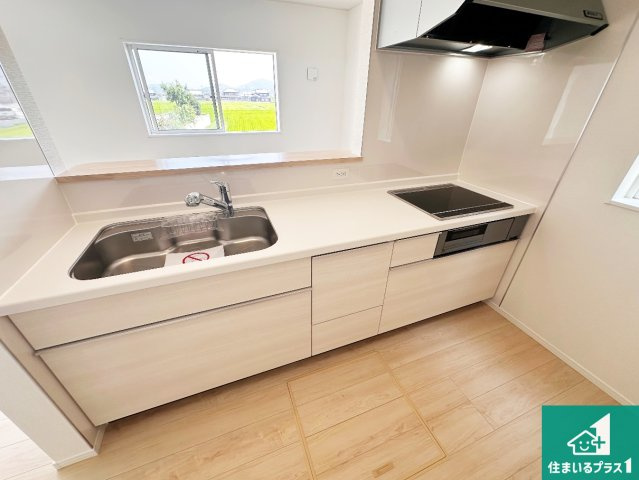 小野市片山町　第1期　新築一戸建てのキッチン|明るいリビングで朝の目覚めもスッキリできそう！対面キッチンでご家族のコミュニケーションも自然と増える設計！小さなお子様が遊ぶスペースを作っても広々とくつろげるLDK！