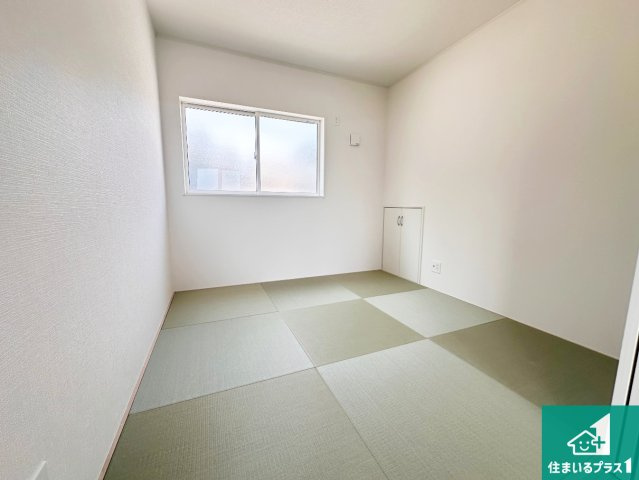 小野市片山町　第1期　新築一戸建ての和室|一室あると便利な和室は客間としてだけでなく、小さなお子様のプレイルームや食後のくつろぎスペースとしてもご利用いただけます。収納もついていますので大活躍間違いなし！