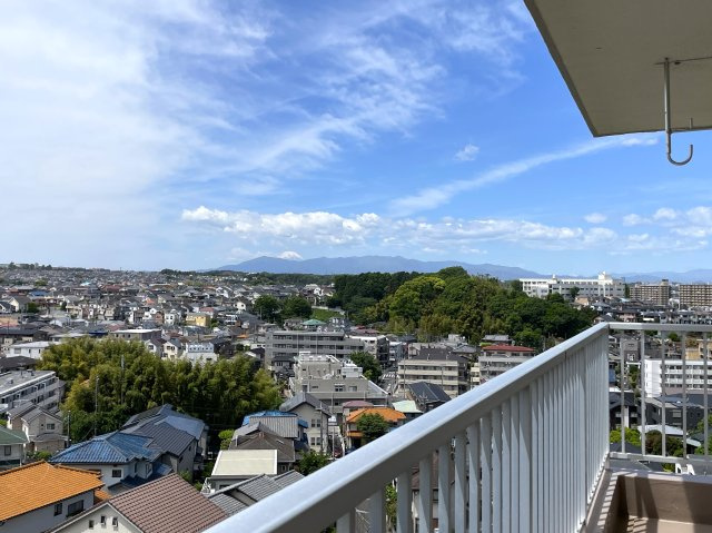 ご神体でもある富士山。毎日眺められるこの眺望は、気持ち良さ満点の開放感！うーん、写真もつい撮りたくなってしまうこの気持ちを共有したい！な、『横浜東本郷マンション』リフォームの展望