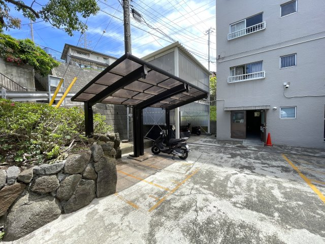 ご神体でもある富士山。毎日眺められるこの眺望は、気持ち良さ満点の開放感！うーん、写真もつい撮りたくなってしまうこの気持ちを共有したい！な、『横浜東本郷マンション』リフォームの駐輪場