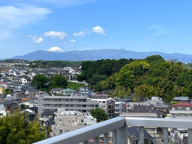 ご神体でもある富士山。毎日眺められるこの眺望は、気持ち良さ満点の開放感！うーん、写真もつい撮りたくなってしまうこの気持ちを共有したい！な、『横浜東本郷マンション』リフォームの展望