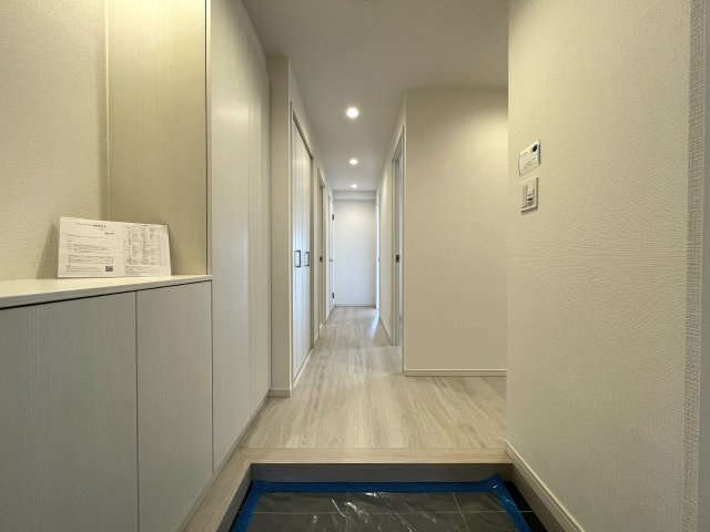 ご神体でもある富士山。毎日眺められるこの眺望は、気持ち良さ満点の開放感！うーん、写真もつい撮りたくなってしまうこの気持ちを共有したい！な、『横浜東本郷マンション』リフォームの玄関|きれいな玄関です