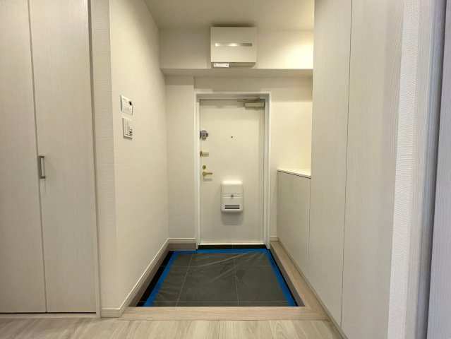 ご神体でもある富士山。毎日眺められるこの眺望は、気持ち良さ満点の開放感！うーん、写真もつい撮りたくなってしまうこの気持ちを共有したい！な、『横浜東本郷マンション』リフォームの玄関|シンプルで使いやすい玄関です