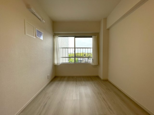 ご神体でもある富士山。毎日眺められるこの眺望は、気持ち良さ満点の開放感！うーん、写真もつい撮りたくなってしまうこの気持ちを共有したい！な、『横浜東本郷マンション』リフォームの洋室|個人の部屋や寝室として使える洋室です