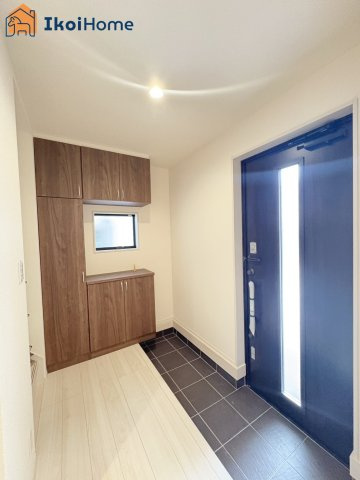明石市材木町2期　全1棟　新築戸建の玄関|【ホームページに現地動画掲載中】●年中無休：当日予約可●玄関は靴を沢山収納できるシューズボックス完備