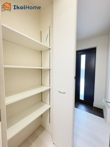 明石市材木町2期　全1棟　新築戸建のその他|【ホームページに現地動画掲載中】●年中無休：当日予約可●玄関横には便利な廊下収納がございます！
