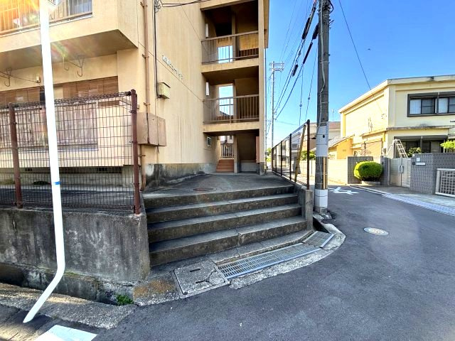 西浦ビューハイツのエントランス