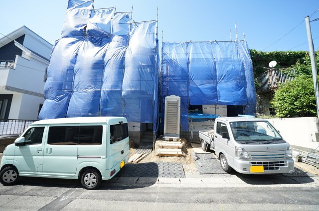 “普通の建売じゃない”ホテルライク空間と豊富な収納を備えた新築デザイナーズ住宅★仲介手数料無料★の外観|現在建築中ですが、高台立地ならではの開放感が魅力の全2棟現場。完成後は陽当たりの良さと存在感ある佇まいが際立ちます。