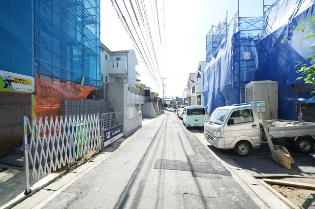 “普通の建売じゃない”ホテルライク空間と豊富な収納を備えた新築デザイナーズ住宅★仲介手数料無料★の前面道路含む現地写真|前面道路は約4.5ｍ幅を確保。落ち着いた住宅街に位置し、車通りも比較的少なく、ゆったりとした住環境が広がります。
