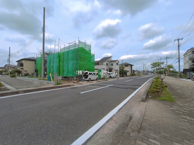 越谷市大道2期　新築一戸建て　2号棟の前面道路含む現地写真