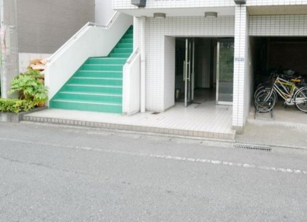 キャトルセゾン淵野辺のエントランス