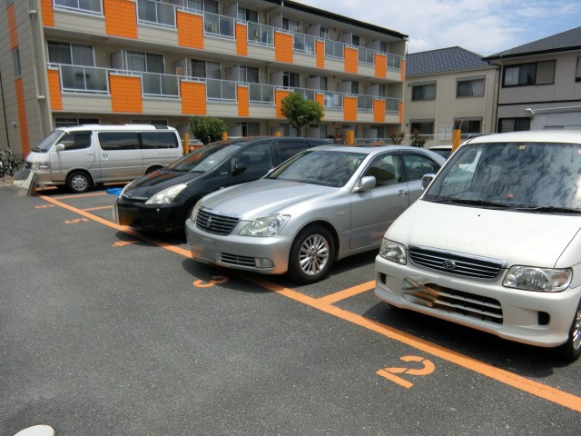 ラフィーネ筒井の駐車場