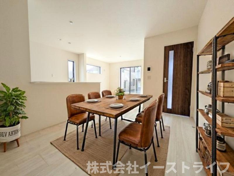 【新築戸建】　いわき市平上荒川第4　長期優良住宅のダイニング|2号棟のダイニングに家具を配置したイメージ画像です。※本画像はCGで作成しており、実際に現地に 家具は置かれておりません。また、価格に 家具は含まれておりません。