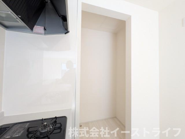 【新築戸建】　いわき市平上荒川第4　長期優良住宅のその他|2号棟写真　キッチン隣にちょっとしたスペースがあるので、うまく活用すればストック品なども収納できるパントリーとしての役割も果たせそう！