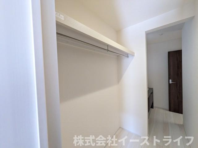 【新築戸建】　いわき市平上荒川第4　長期優良住宅の収納|2号棟写真　独立した洗面室の隣にはファミリークローゼットが完備されていて大変便利！