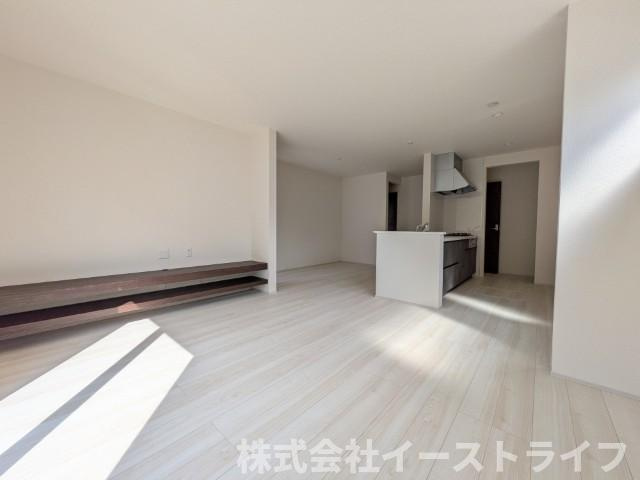 【新築戸建】　いわき市平上荒川第4　長期優良住宅の居間・リビング|2号棟写真　一日の中で多くの時間を過すことになるリビングだからこそ、いつも穏やかな空間であることが必然。爽やかな通風と採光を存分に感じる事が出来る空間です。