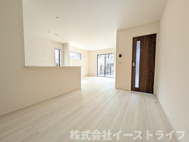 【新築戸建】　いわき市平上荒川第4　長期優良住宅のダイニング|2号棟写真　対面キッチンの前にダイニングがあることで配膳や片付けも楽に行えます！
