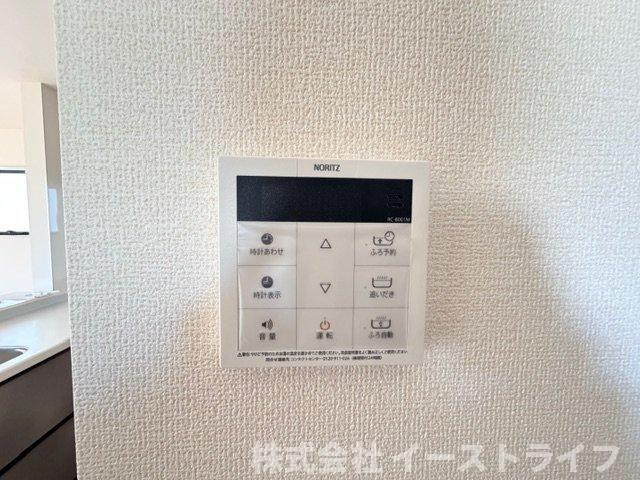 【新築戸建】　いわき市小名浜西君ヶ塚町第3　長期優良住宅の発電・温水設備|3号棟写真　リビング内給湯器リモコンです。