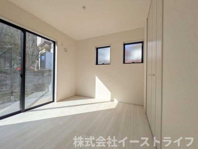 【新築戸建】　いわき市若葉台2丁目第5　全2棟　長期優良住宅の洋室|1号棟写真　リビングとなりには洋室あり、個の部屋としてはもちろんのこと、リビングとつなげれば20帖以上の空間になります