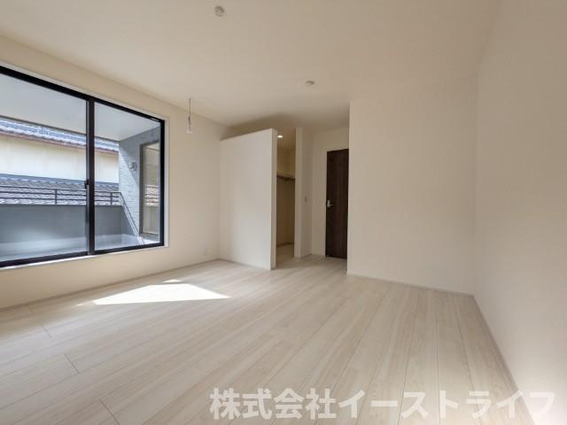 【新築戸建】　いわき市若葉台2丁目第5　全2棟　長期優良住宅の寝室|1号棟写真　フローリングのお部屋は耐久性があり傷がつきにくいので、一般的な使用ではメンテナンスはあまり必要ありません。また、汚れたらさっと拭き取るだけで、キレイな状態を保つことができます。