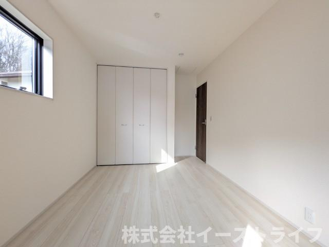 【新築戸建】　いわき市若葉台2丁目第5　全2棟　長期優良住宅の洋室|1号棟写真　窓から日が差し込む明るい洋室。シンプルな造りなので配置するインテリア次第でお好きなお部屋の雰囲気に変えられます。