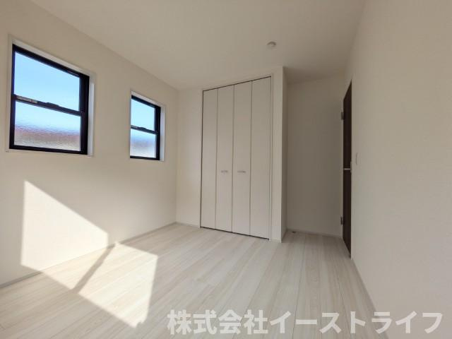 【新築戸建】　いわき市若葉台2丁目第5　全2棟　長期優良住宅の子供部屋|1号棟写真　家具などのインテリアともマッチしておしゃれ感が出しやすく、身の回りの整理がしやすいのも魅力な洋室です。