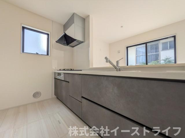 【新築戸建】　いわき市若葉台2丁目第5　全2棟　長期優良住宅のキッチン|1号棟写真　対面キッチンを選ぶ方の多くが、家族とのコミュニケーションを重視して選ばれます。特に小さなお子さんを持つご家庭では、調理中もお子さんの様子をみられるということは大きな安心に繋がります！