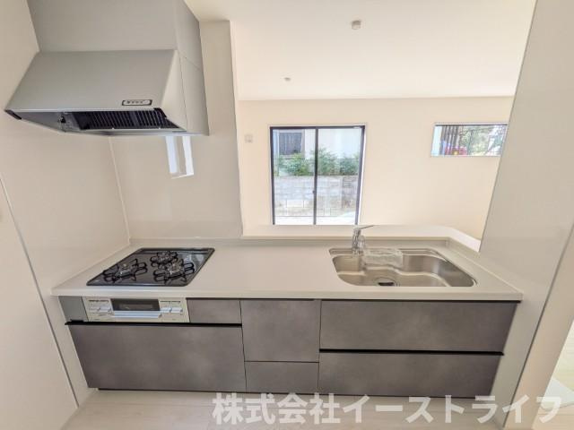 【新築戸建】　いわき市若葉台2丁目第5　全2棟　長期優良住宅のキッチン|1号棟写真　使い勝手の良いシステムキッチンで、対面式なのでご家族との団欒にもぴったりですね(^^)/また、収納力もあるのでスッキリが実現します◎