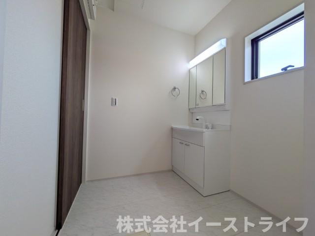【新築戸建】　いわき市若葉台2丁目第5　全2棟　長期優良住宅の独立洗面台|1号棟写真　収納スペースが豊富で、鏡の周りには棚もあるため、洗顔用品や歯ブラシ、うがい用のコップ、整髪料、スキンケア用品、化粧品などを置いて整理することができます。