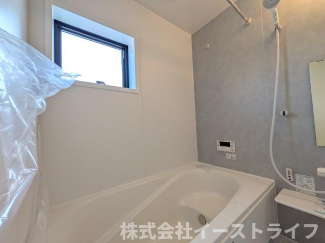 【新築戸建】　いわき市若葉台2丁目第5　全2棟　長期優良住宅の浴室|1号棟写真　１坪サイズのバスルーム。浴室換気乾燥機を標準装備。乾きやすい床やお手入れのしやすい排水口など、いつも清潔にご使用いただけます。