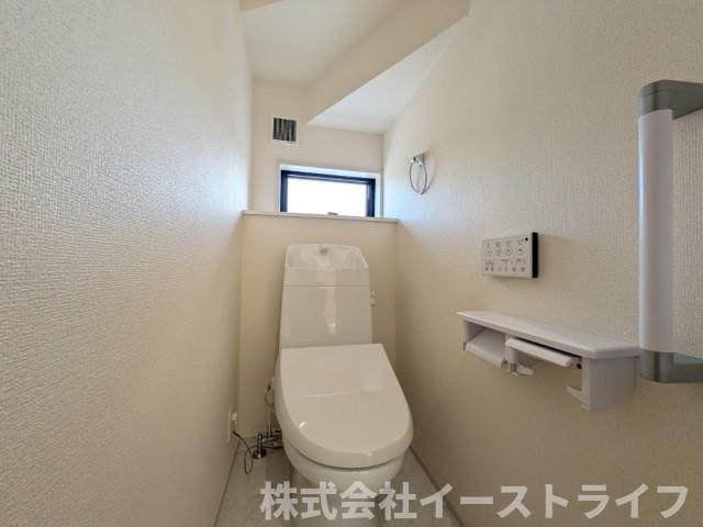 【新築戸建】　いわき市若葉台2丁目第5　全2棟　長期優良住宅のトイレ|1号棟写真　白を基調とした、シンプルながらも落ち着くデザインです。洗浄機付き温水便座で機能性もばっちりです！1階と2階に完備されているので、朝の忙しい時間帯に困ることはありません。