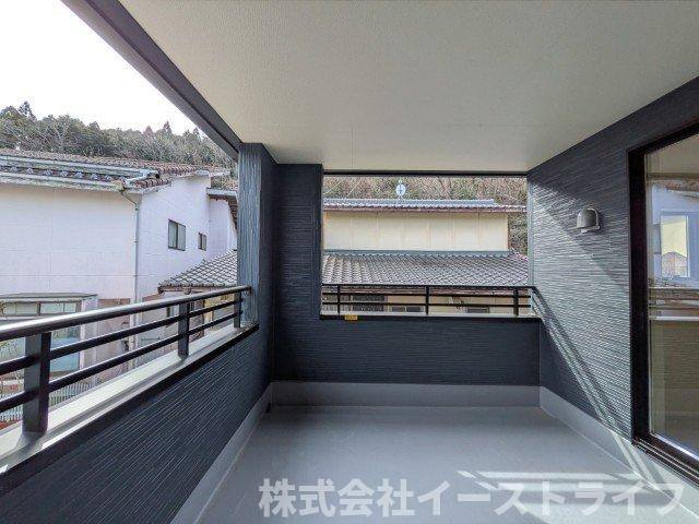 【新築戸建】　いわき市若葉台2丁目第5　全2棟　長期優良住宅のバルコニー|1号棟写真　インナーバルコニーは広々としていてお洗濯が楽ちんです。また日当たりを好む植物を育てるにはぴったりの空間なので、ガーデニングの場としても楽しむことができます