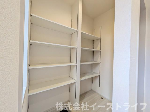 【新築戸建】　いわき市若葉台2丁目第5　全2棟　長期優良住宅の収納|1号棟写真　玄関収納は天井いっぱいまであるので、靴の整理に困ることがありません。