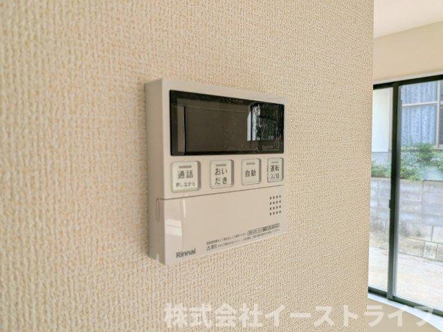 【新築戸建】　いわき市若葉台2丁目第5　全2棟　長期優良住宅の発電・温水設備|1号棟写真　リビング内給湯器リモコンです。