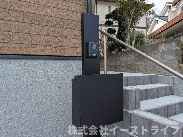 【新築戸建】　いわき市若葉台2丁目第5　全2棟　長期優良住宅のセキュリティ|1号棟写真　TVモニター付インターフォンの最大のメリットは、室内モニターから訪問者が誰なのか見ることができる点です。来訪者と直接顔を合わせることなくモニター越しに対応ができるのでとても便利です。