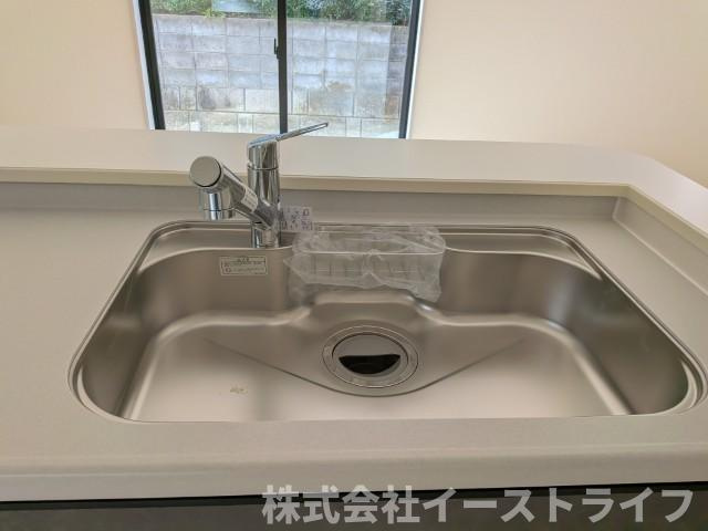 【新築戸建】　いわき市若葉台2丁目第5　全2棟　長期優良住宅のキッチン|1号棟写真　浄水器一体型水栓です。蛇口をひねればいつでもおいしい水が飲めるのが嬉しいです(^^)/水はねの音や食器が当たる音を大幅に軽減する静音仕様のジャンボシンクです。
