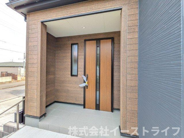 【新築戸建】　いわき市若葉台2丁目第5　全2棟　長期優良住宅の玄関|1号棟写真　玄関ポーチもついたきれいで明るい玄関です