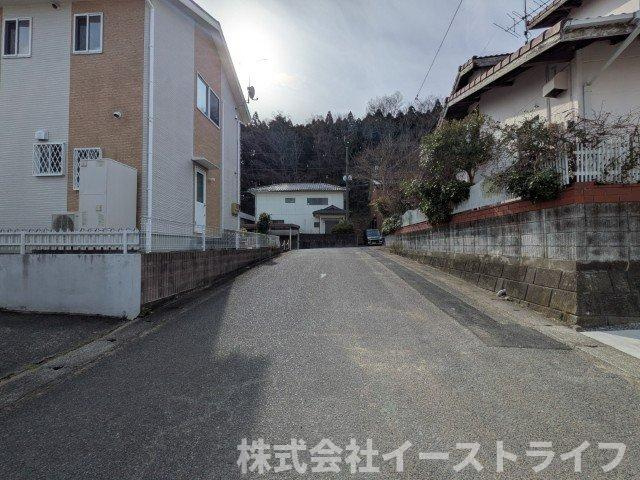 【新築戸建】　いわき市若葉台2丁目第5　全2棟　長期優良住宅の前面道路含む現地写真|東側6ｍ公道