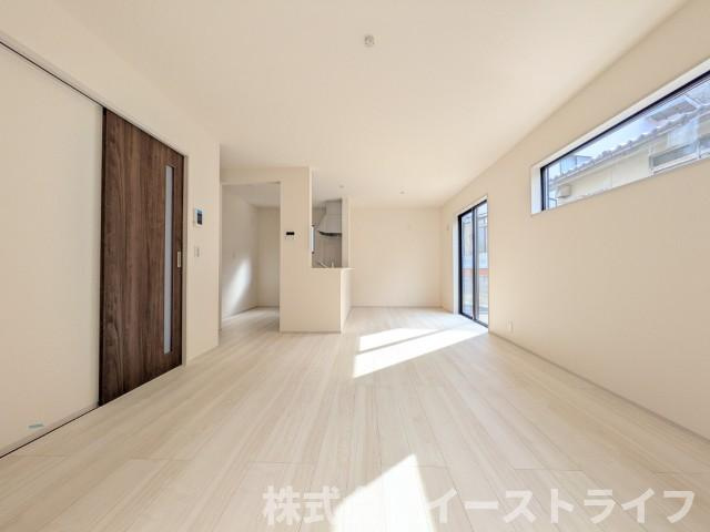 【新築戸建】　いわき市若葉台2丁目第5　全2棟　長期優良住宅の居間・リビング|1号棟写真　一日の中で多くの時間を過すことになるリビングダイニングだからこそ、いつも穏やかな空間であることが必然。爽やかな通風と採光を存分に感じる事が出来る空間です。