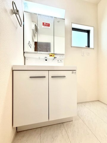 リーブルガーデンうるま市前原・５号棟の独立洗面台|ハンドシャワー付き洗面化粧台＆洗濯機置き場／洗面室に窓
