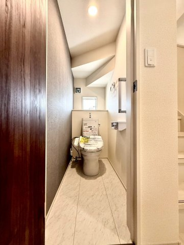 リーブルガーデンうるま市前原・５号棟のその他|１階トイレ・採光窓＆手すり付き／洗浄便座