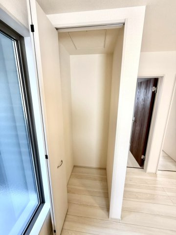 リーブルガーデンうるま市前原・５号棟のその他|２階廊下には、用途多彩なクローゼット収納を設置
